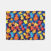 Farbenfrohe Herbstüberreste im dunkelblauen Hinter Fleecedecke (Vorderseite (Horizontal))