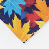 Farbenfrohe Herbstüberreste im dunkelblauen Hinter Fleecedecke (Ecke)