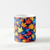 Farbenfrohe Herbstüberreste im dunkelblauen Hinter Kaffeetasse (Mittel)