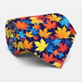 Farbenfrohe Herbstüberreste im dunkelblauen Hinter Krawatte (Gerollt)