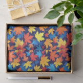 Farbenfrohe Herbstüberreste im dunkelblauen Hinter Seidenpapier (Geschenk)