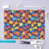 Farbenfrohe Herbstüberreste im dunkelblauen Hinter Seidenpapier (Handwerk)