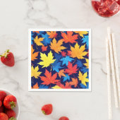Farbenfrohe Herbstüberreste im dunkelblauen Hinter Serviette (Beispiel)
