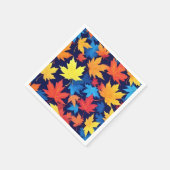 Farbenfrohe Herbstüberreste im dunkelblauen Hinter Serviette (Ecke)
