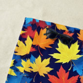 Farbenfrohe Herbstüberreste im dunkelblauen Hinter Strandtuch (Beispiel)