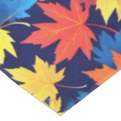 Farbenfrohe Herbstüberreste im dunkelblauen Hinter Tischdecke (Schrägansicht)