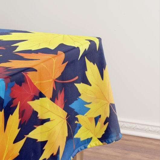 Farbenfrohe Herbstüberreste im dunkelblauen Hinter Tischdecke (Beispiel)