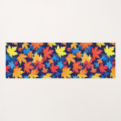 Farbenfrohe Herbstüberreste im dunkelblauen Hinter Yogamatte (Rückseite (Horizontal))