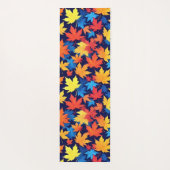 Farbenfrohe Herbstüberreste im dunkelblauen Hinter Yogamatte (Rückseite)