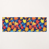 Farbenfrohe Herbstüberreste im dunkelblauen Hinter Yogamatte (Vorderseite (Horizontal))