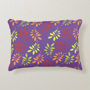 Farbenfrohe Herbstunterschiede in warmen Tönen Dekokissen