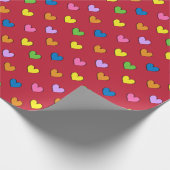 Farbenfrohe Herzen auf rotem Umschlagpapier Geschenkpapier (Ecke)