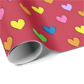 Farbenfrohe Herzen auf rotem Umschlagpapier Geschenkpapier (Rolleneckpunkt)
