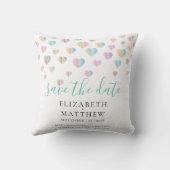Farbenfrohe Herzklammern Save the Date Design Kissen (Rückseite)