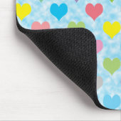 Farbenfrohe Herzmuster auf blauem Hintergrund Mousepad (Ecke)
