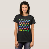 Farbenfrohe Herzmuster T-Shirt (Vorne ganz)