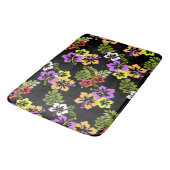 Farbenfrohe Hibiskus Blume Muster in Schwarz Badematte (Schrägansicht)