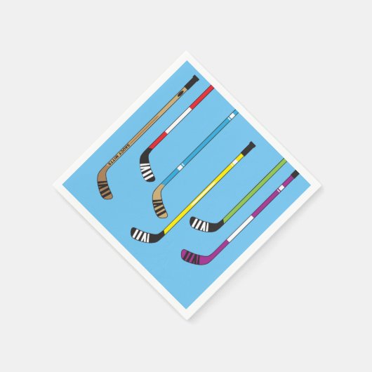 Farbenfrohe Hockeyschläger und Puck auf blau Serviette (Ecke)