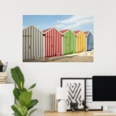 Farbenfrohe Hütten am Strand Poster (Heimbüro)