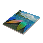 Farbenfrohe Kanus am Strand von Pago Pago Fliese (Seite)