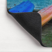 Farbenfrohe Kanus am Strand von Pago Pago Mousepad (Ecke)