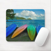 Farbenfrohe Kanus am Strand von Pago Pago Mousepad (Mit Mouse)