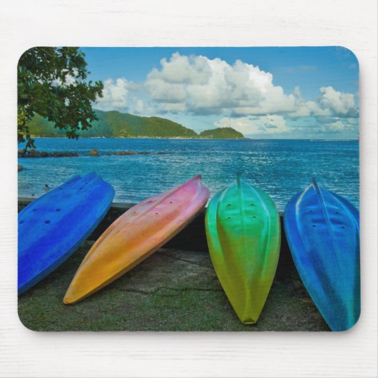 Farbenfrohe Kanus am Strand von Pago Pago Mousepad (Vorne)