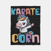 Farbenfrohe Karate Einhorn in Aktion mit Regenboge Fleecedecke (Vorderseite)