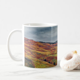 farbenfrohe, karge Hügel und Berglandschaft Kaffeetasse