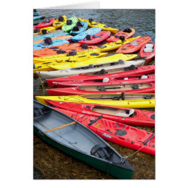Farbenfrohe Kayaks