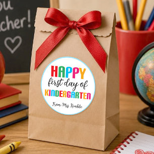 Farbenfrohe Kindergartenstickerin Runder Aufkleber