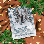 Farbenfrohe klassische Länder Karierte Frohe Festt Postkarte<br><div class="desc">Einzigartige, klassische, trendige, hübsche und dekorative Ferienkarte. Niedlich MIT LIEBE AUS Text und Zimmer, um mit einem Foto und Namen (oder Familienname) Ihrer Wahl auf einem rustikalen Hütte Stil taupe beige, aquamarin blau und weiß getartan karierte Karo Muster anpassen oder personalisieren. Auf der Rückseite der Karte befindet sich ein bereits...</div>