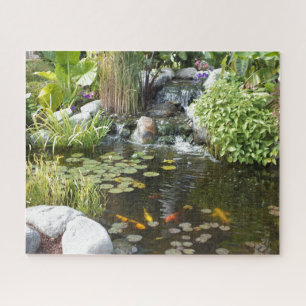 Farbenfrohe Koi im Lily-Teich mit Wasserfall Puzzle