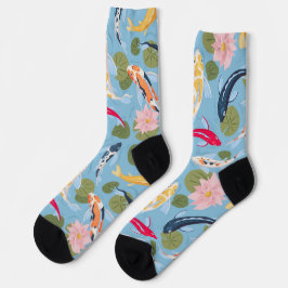 Farbenfrohe Koi und Seerosen in einem blauen Teich Socken