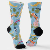 Farbenfrohe Koi und Seerosen in einem blauen Teich Socken (Gewinkelt)
