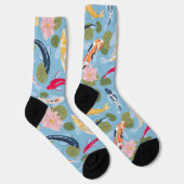 Farbenfrohe Koi und Seerosen in einem blauen Teich Socken (Rechts)