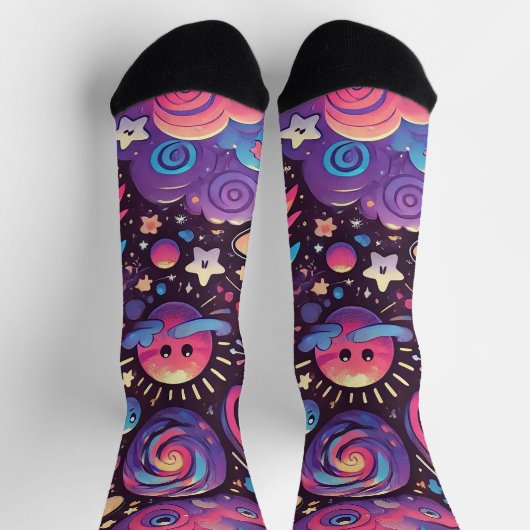 Farbenfrohe kosmische Szene mit Cartoon Planets Socken (Oben)