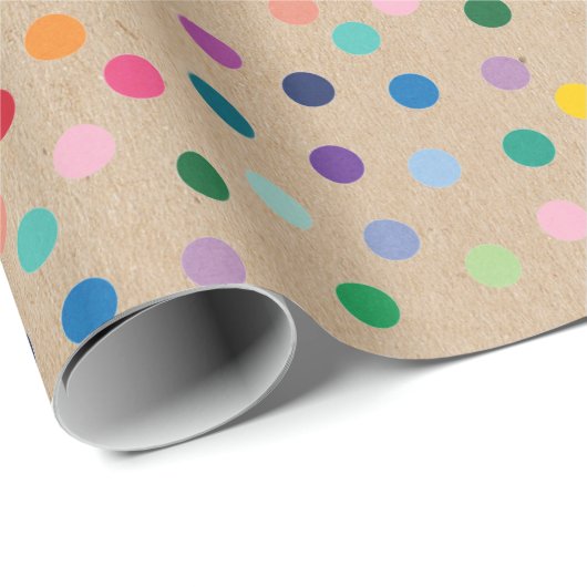 Farbenfrohe Kunstgegenstände auf rustikalen Imitat Geschenkpapier (Rolleneckpunkt)