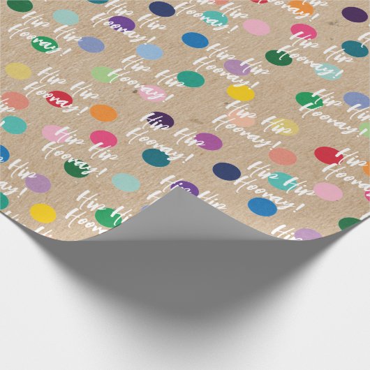 Farbenfrohe Kunstgegenstände auf rustikalen Imitat Geschenkpapier (Ecke)