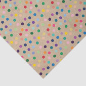 Farbenfrohe Kunstgegenstände auf rustikalen Imitat Seidenpapier (Ausschnitt)