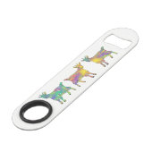 Farbenfrohe Künstlerische Ziegen, Stehend auf Ding Speed Flaschenöffner (Rückseite Schrägansicht)