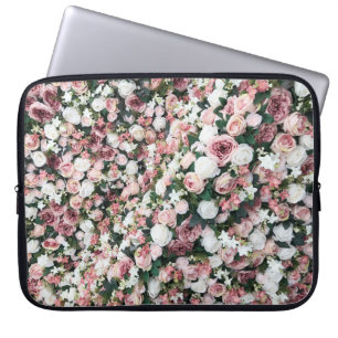 Farbenfrohe künstliche Blume: lebhafter Hintergrun Laptopschutzhülle