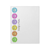 Farbenfrohe Lächelnde Blume gegenüber Personalisie Notizblock (Rotiert)