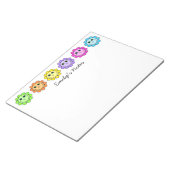 Farbenfrohe Lächelnde Blume gegenüber Personalisie Notizblock (angewinkelt)