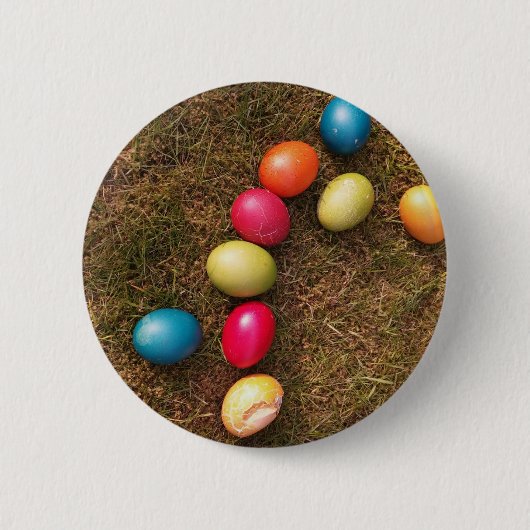 Farbenfrohe lackierte Eier im Garten, Ostereier Button (Vorderseite)
