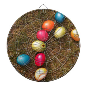 Farbenfrohe lackierte Eier im Garten, Ostereier Dartscheibe