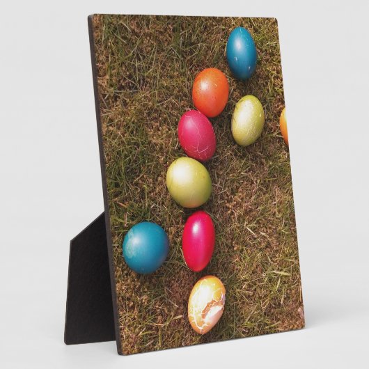 Farbenfrohe lackierte Eier im Garten, Ostereier Fotoplatte (Seite)