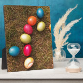 Farbenfrohe lackierte Eier im Garten, Ostereier Fotoplatte (Seite)