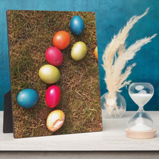 Farbenfrohe lackierte Eier im Garten, Ostereier Fotoplatte (Seite)