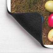 Farbenfrohe lackierte Eier im Garten, Ostereier Mousepad (Ecke)